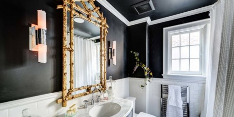 Altın aksanlı siyah beyaz banyo