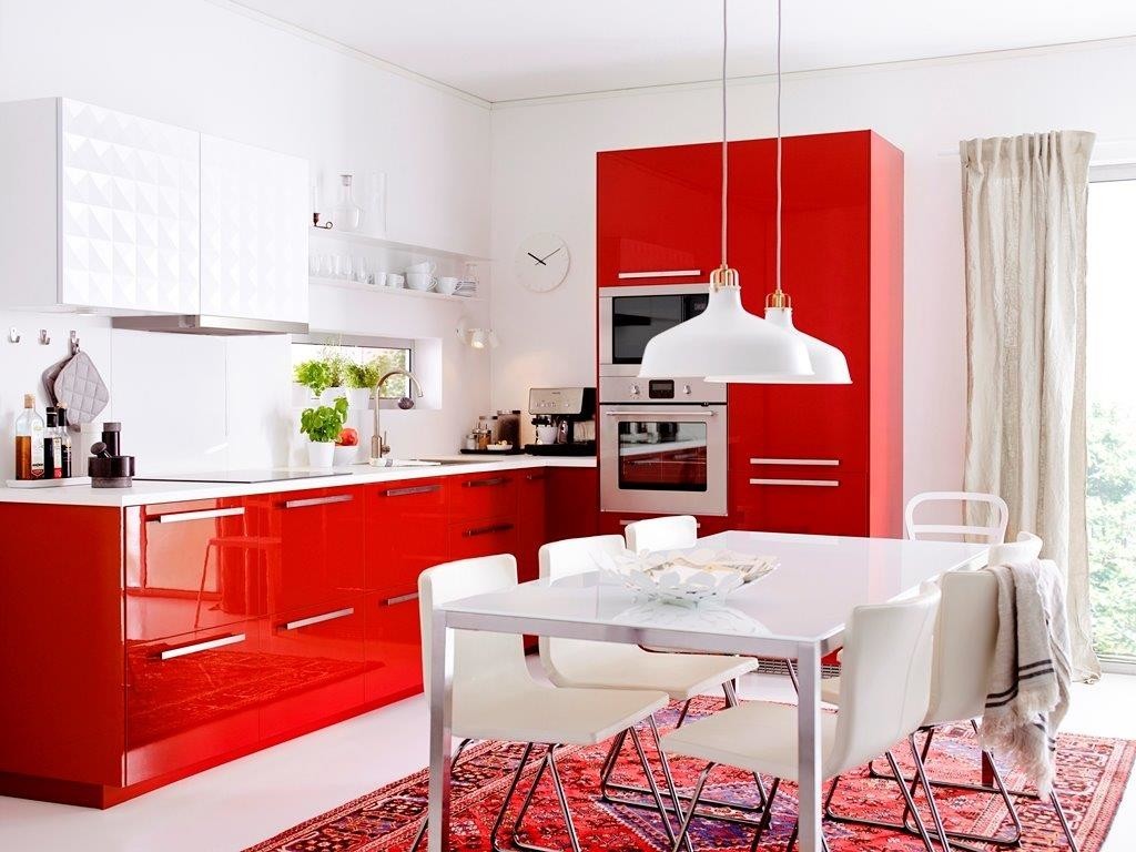 مطبخ كبير مع مجموعة الأحمر والأبيض