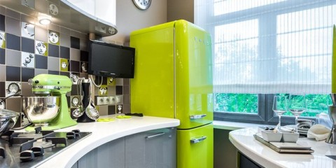 Réfrigérateur vert clair à l'intérieur de la cuisine