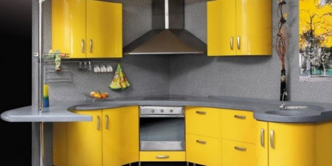 Une palette de cuisine grise combinée avec du jaune