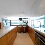 تصميم المطبخ في منزل خاص مع نوافذ بانورامية