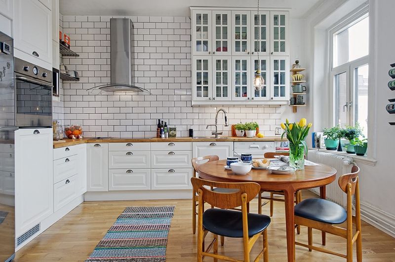 تصميم المطبخ في منزل خاص بلاط على الطراز الاسكندنافي.