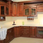 تصميم المطبخ في منزل خاص على الطراز الكلاسيكي من سماعات الرأس الخشبية