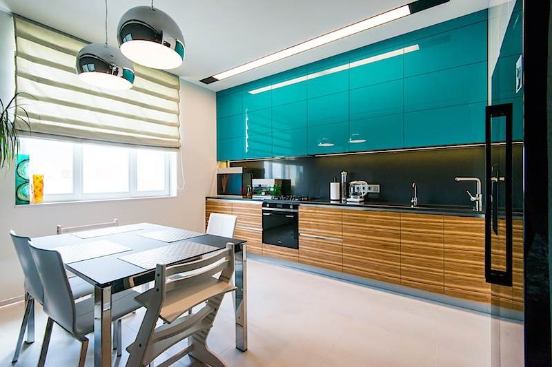 salon cuisine aux façades turquoise