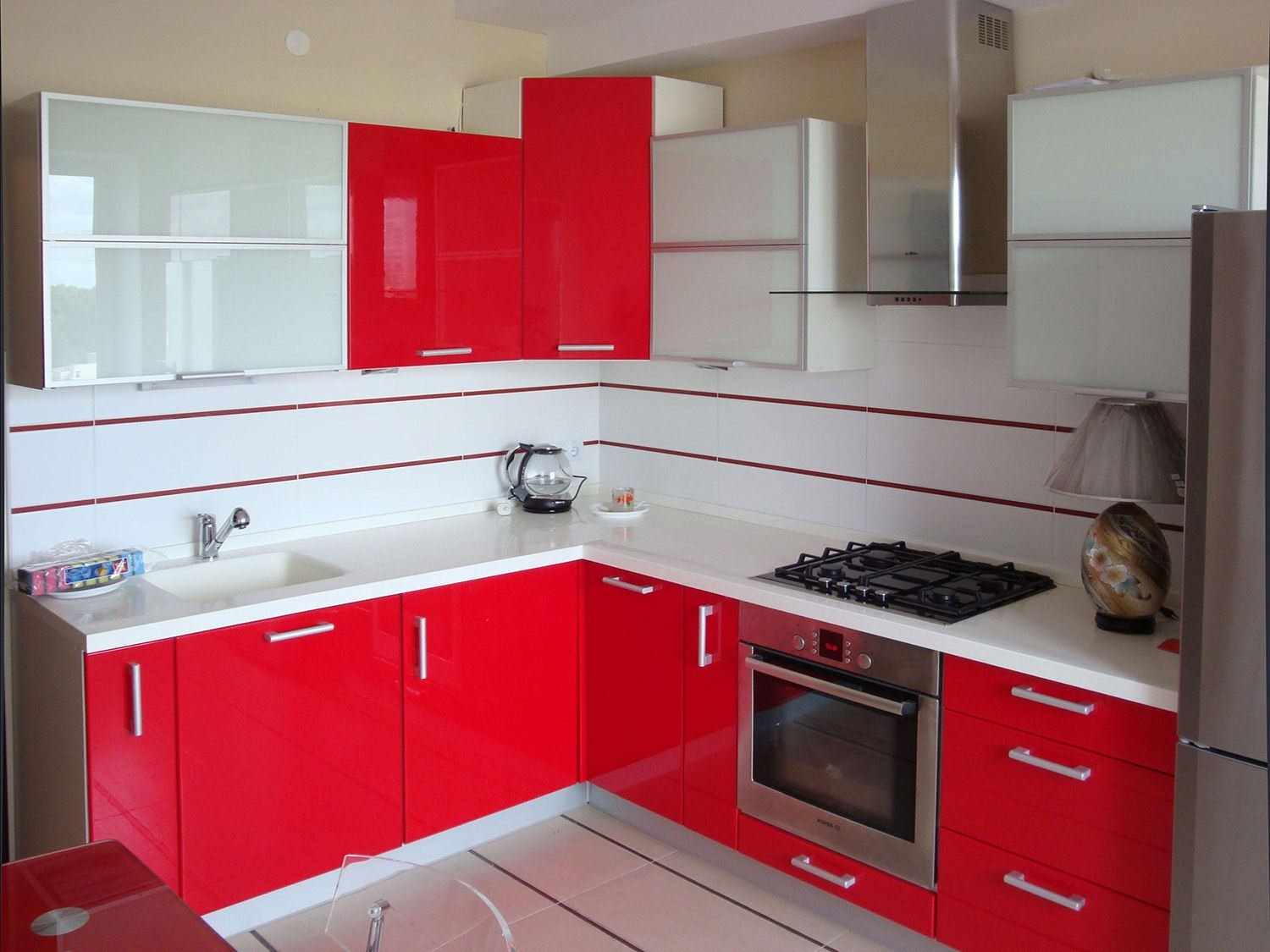 مثال على تصميم المطبخ الأحمر الفاتح