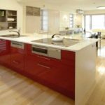 مثال على التصميم المشرق لصورة المطبخ الحمراء