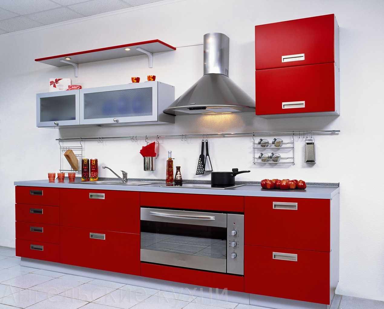 مثال على تصميم غير عادي للمطبخ الأحمر