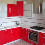 الأثاث الأحمر والأبيض لمطبخ منزل ريفي
