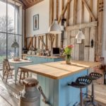 Cuisine de style loft dans une maison en bois