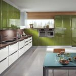 ensemble de cuisine avec façades en acrylique vert