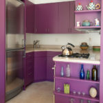 Étagères violettes au bout de la cuisine