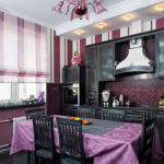 Nappe violette sur la table de la cuisine