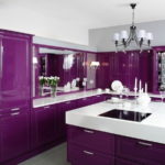 Casque violet avec façades brillantes