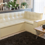 Canapé beige confortable avec accoudoirs