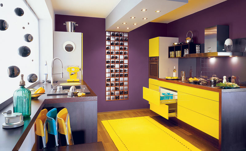 Tapis jaune vif dans la cuisine avec des murs violets