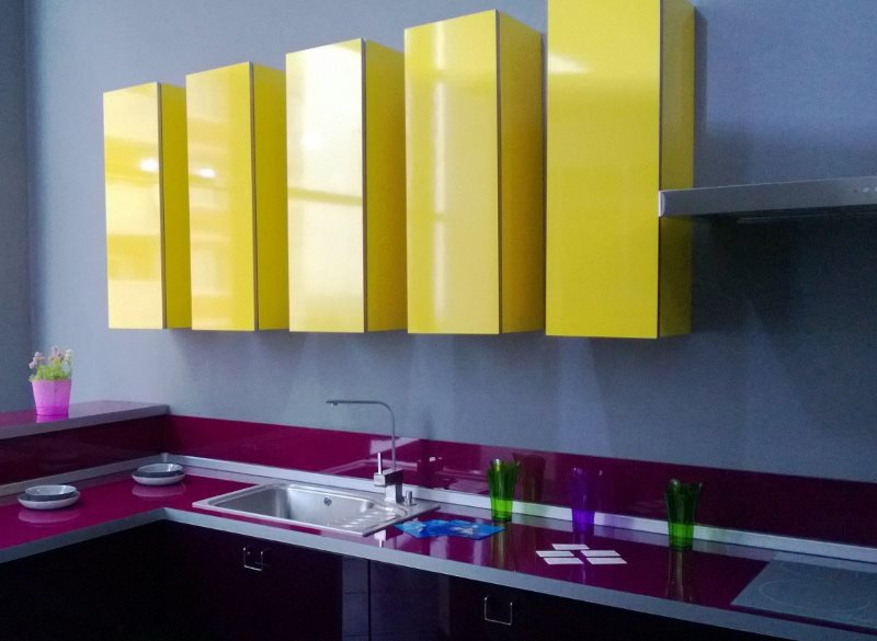 Armoires suspendues jaunes dans la cuisine avec des comptoirs violets