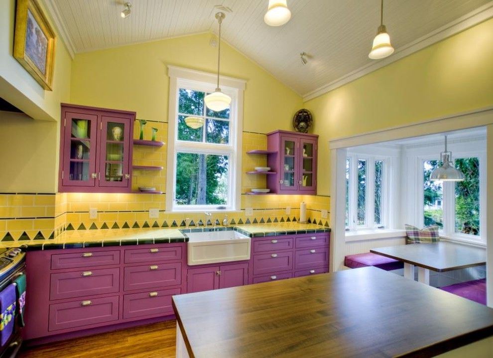 Ensemble violet sur fond de murs jaunes de la cuisine