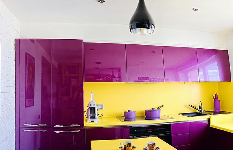 Tablier jaune à l'intérieur de la cuisine avec des meubles violets