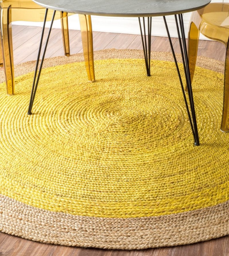 Tapis tricoté jaune sur le sol de la cuisine