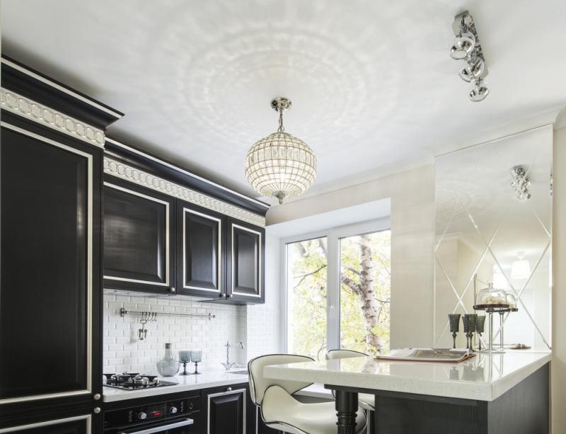 Plafond de cuisine blanc avec des meubles noirs