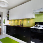 Tablier vert à l'intérieur de la cuisine