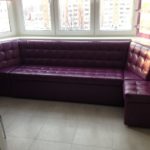 Canapé doux violet pour baie vitrée