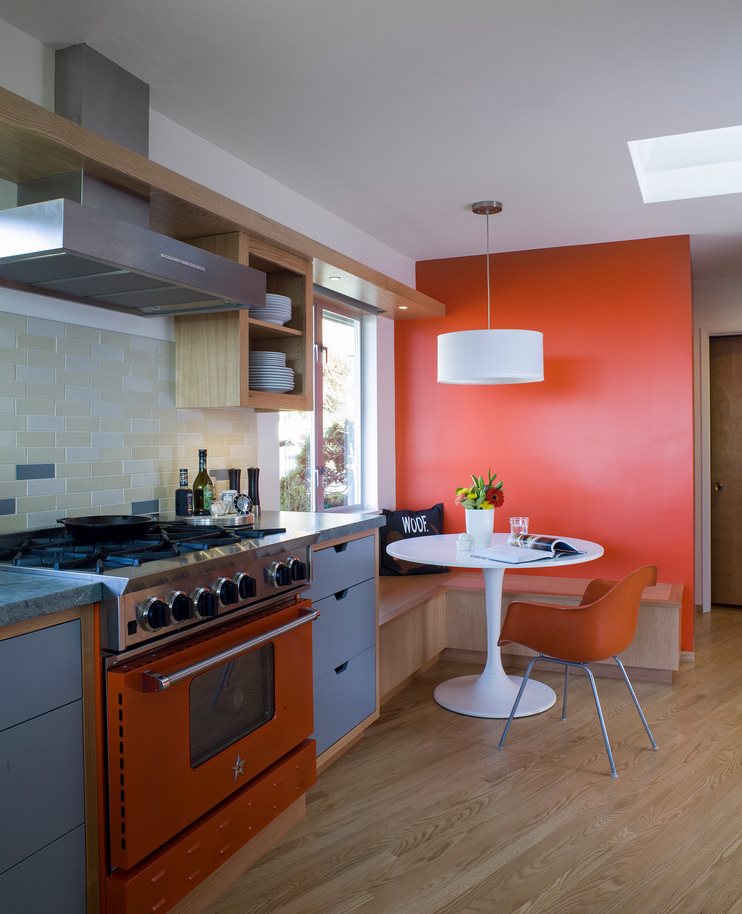 Plancher de bois stratifié dans la cuisine avec mur orange