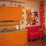 Canapé bordeaux et ensemble orange