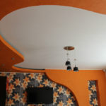 Plafond orange à l'intérieur de la cuisine
