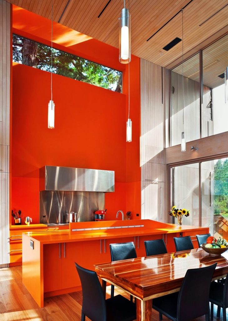 Mur orange dans la cuisine avec une fenêtre panoramique