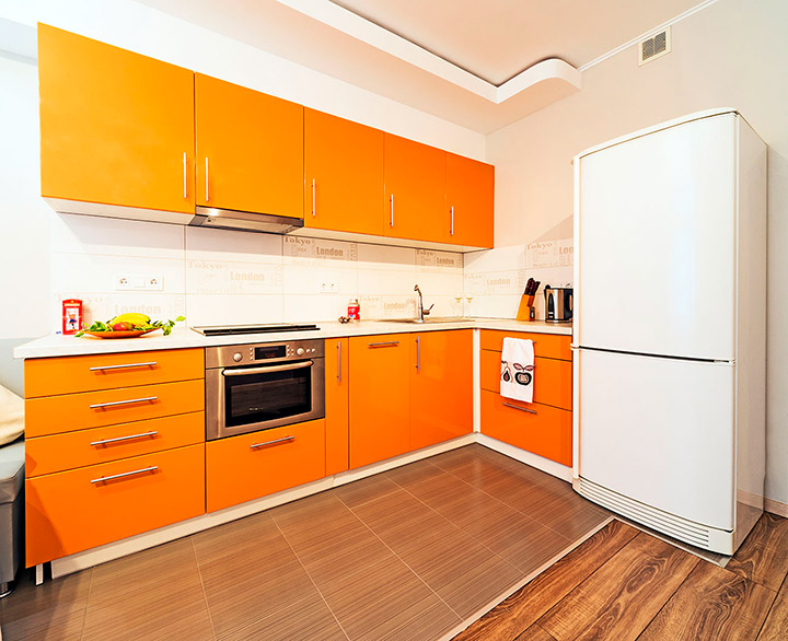 Réfrigérateur blanc à deux chambres dans le coin cuisine