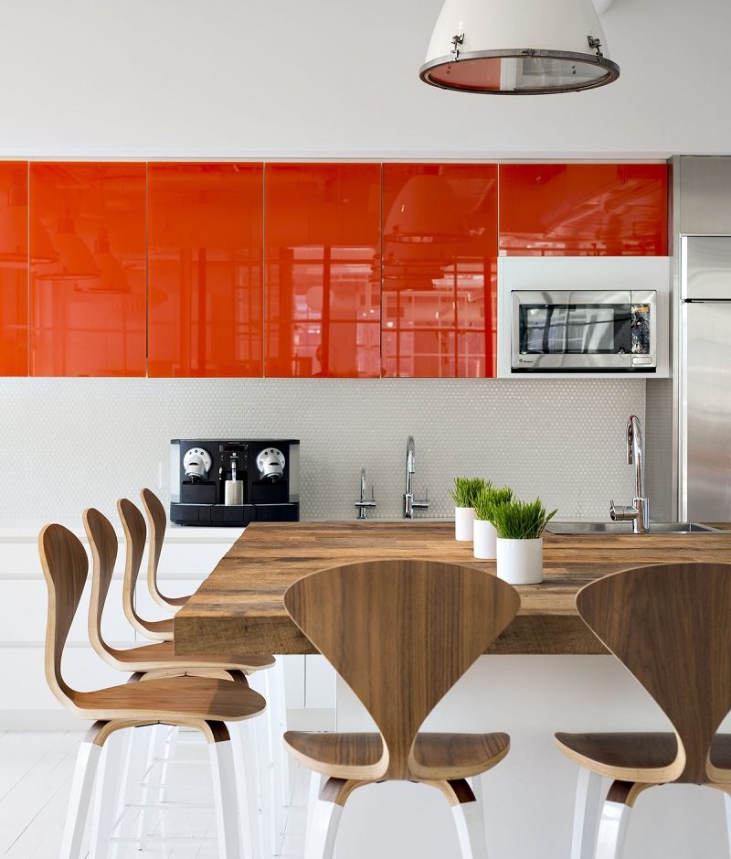 Armoires orange et armoires blanches dans la cuisine