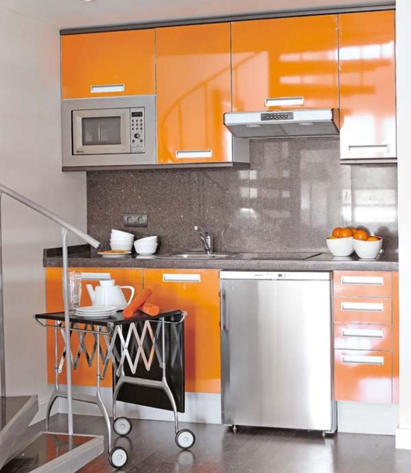 La combinaison de métallique avec un ton orange à l'intérieur de la cuisine