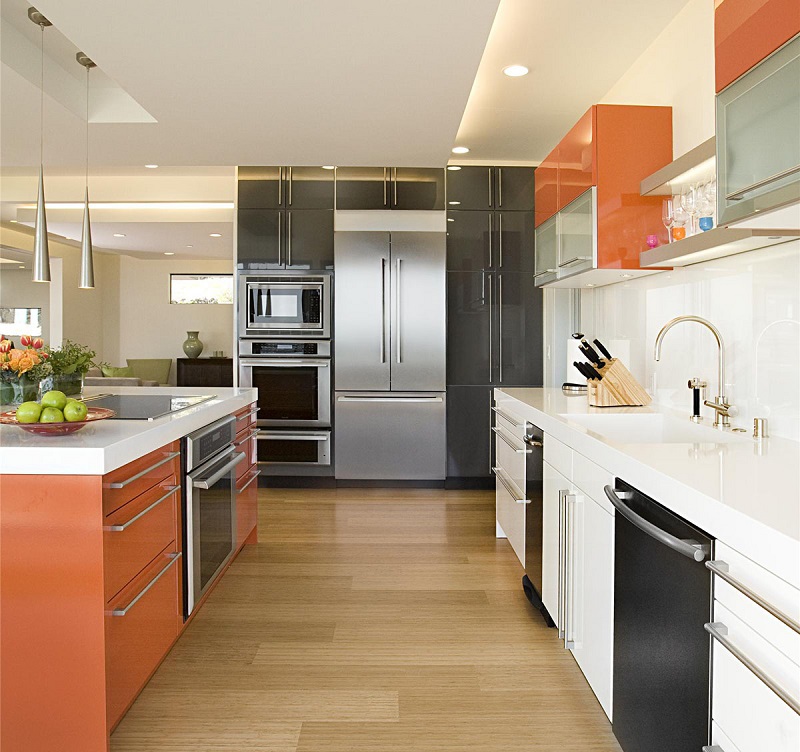 Grande conception de cuisine avec des meubles orange