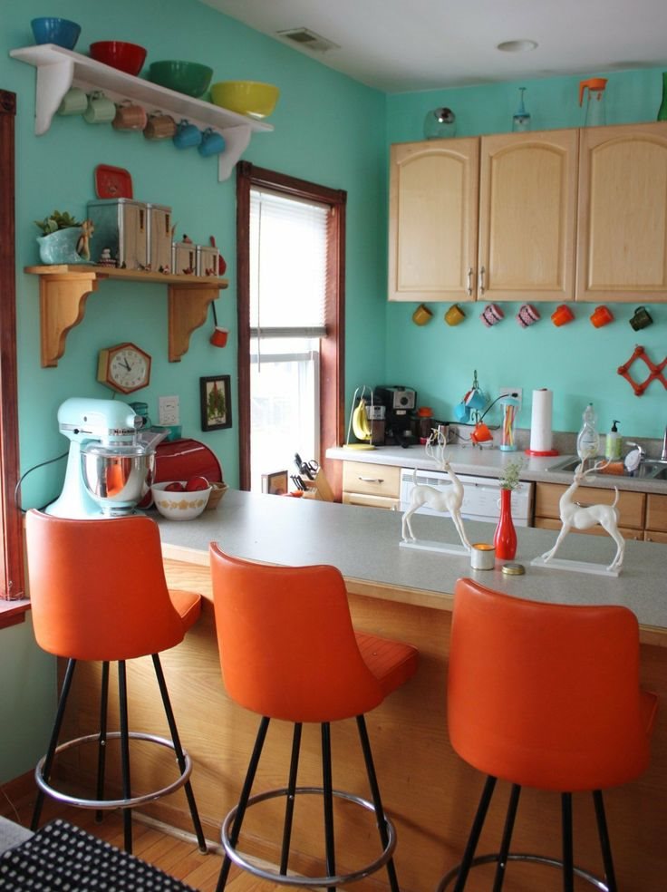Murs de menthe dans la cuisine avec des chaises orange