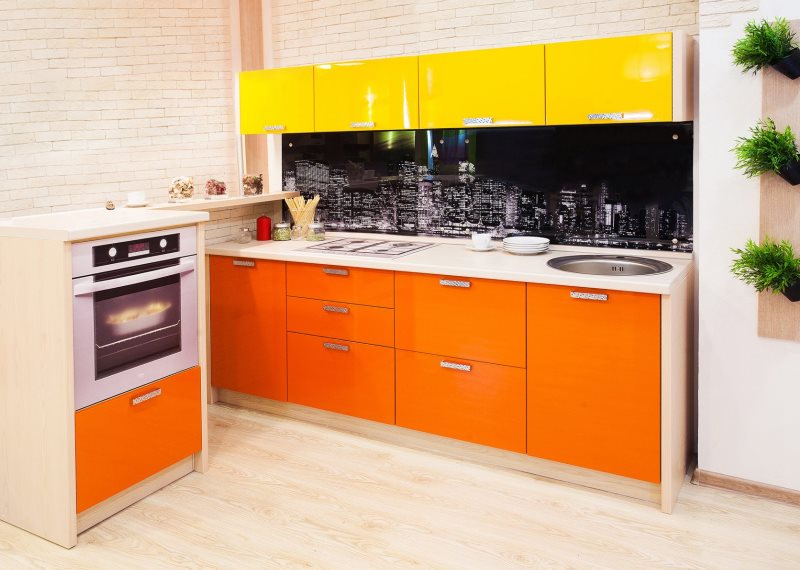 Une combinaison d'armoires jaunes avec des armoires orange dans la cuisine