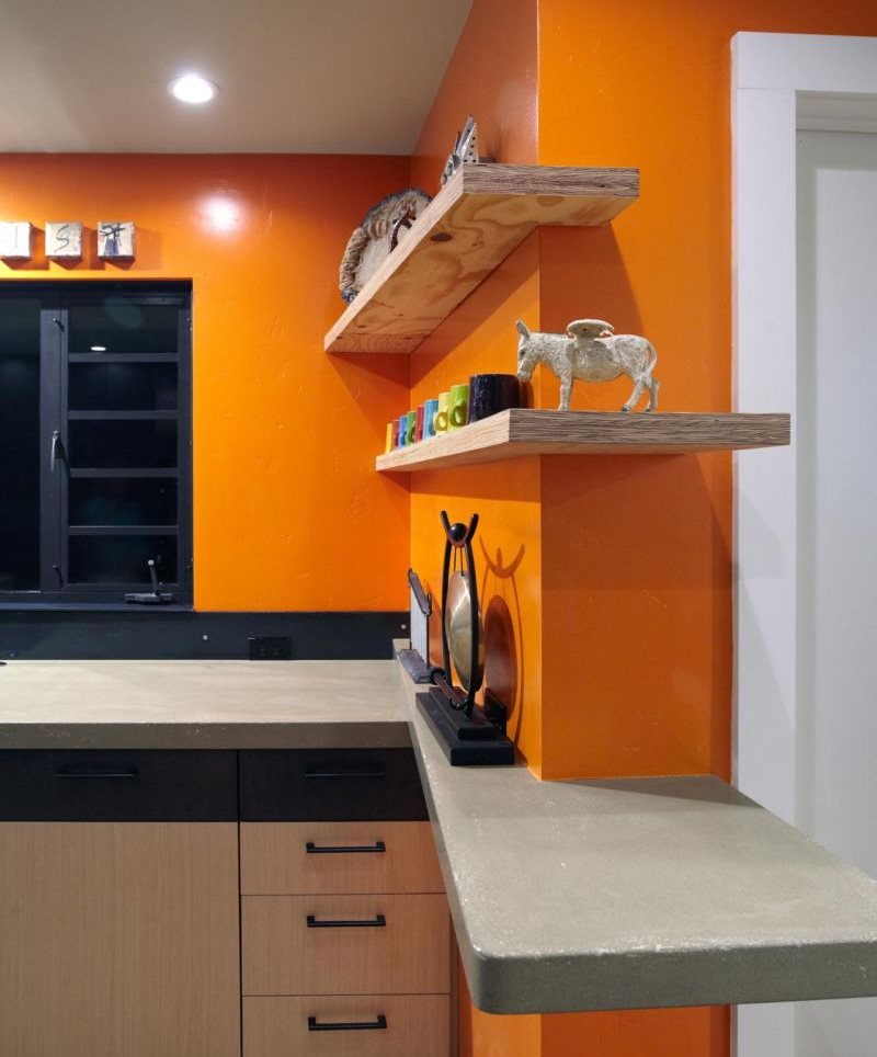 Étagères en bois sur un mur de cuisine orange