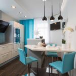 Chaises turquoise dans une belle cuisine