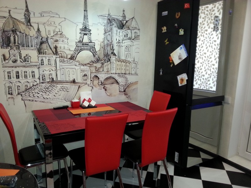 جدار جدارية مع صورة باريس على جدار المطبخ في شقة المدينة