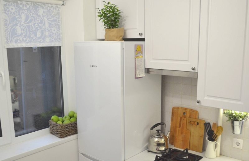 Réfrigérateur blanc près de la fenêtre de la cuisine