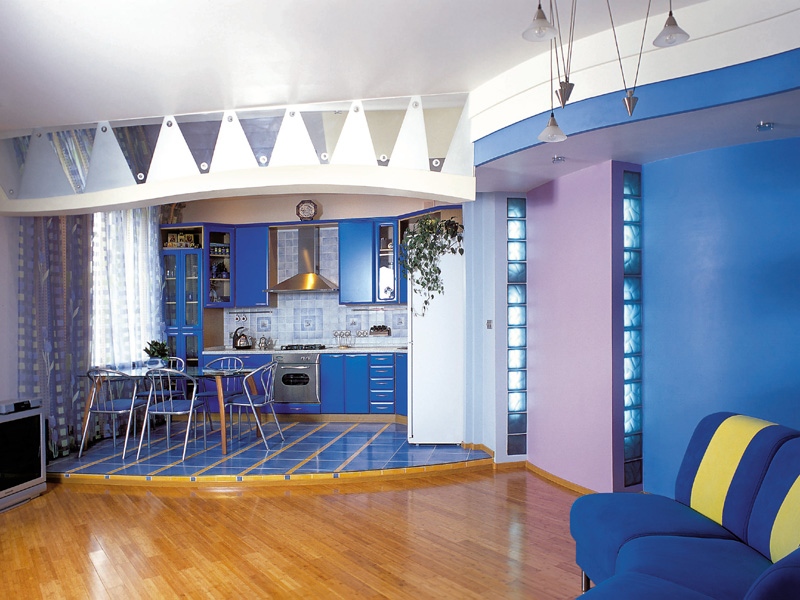 Couleur bleue à l'intérieur du salon-cuisine avec un podium