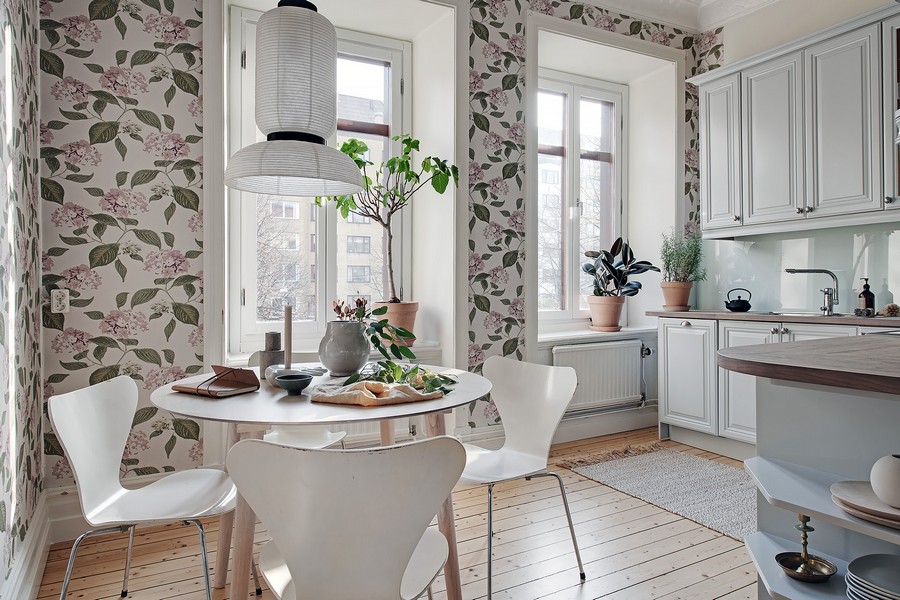Beyaz mobilya ile mutfakta duvar kağıdı yeşil yapraklar