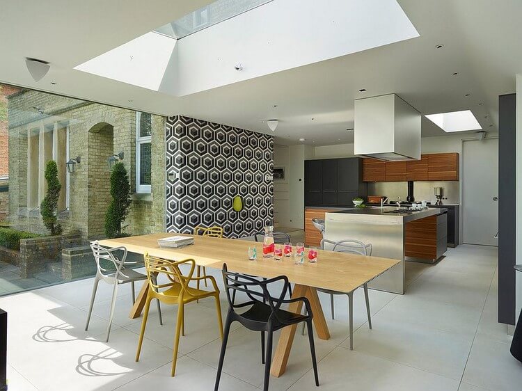 Vinil duvar kağıdına sahip bir mutfak-yemek odası tasarımı