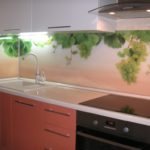 Tablier acrylique avec impression photo dans la cuisine d'une maison à panneaux