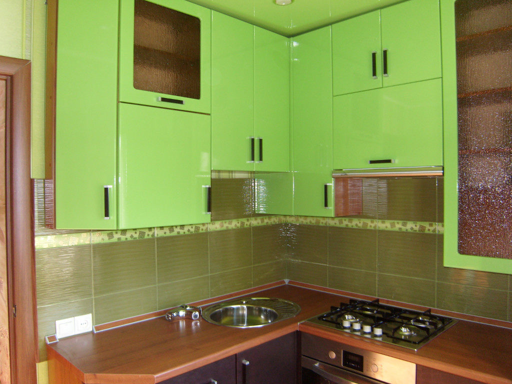 Façades vertes des armoires de cuisine au plafond
