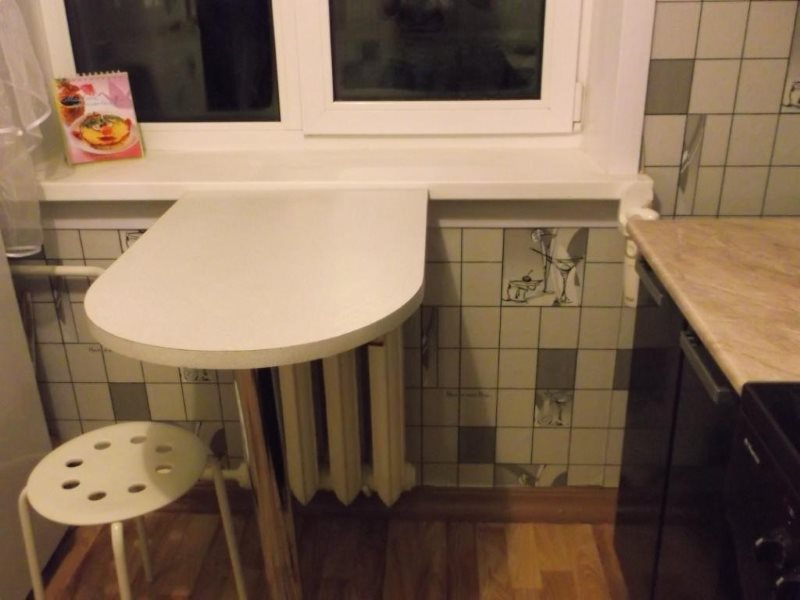Table compacte près de la fenêtre de la cuisine à Khrouchtchev