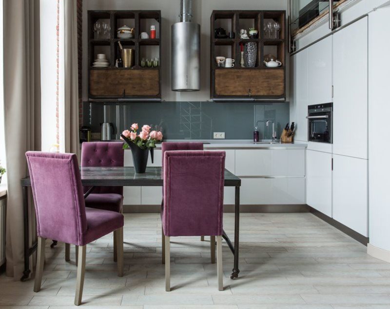 Chaises violettes dans la cuisine en L