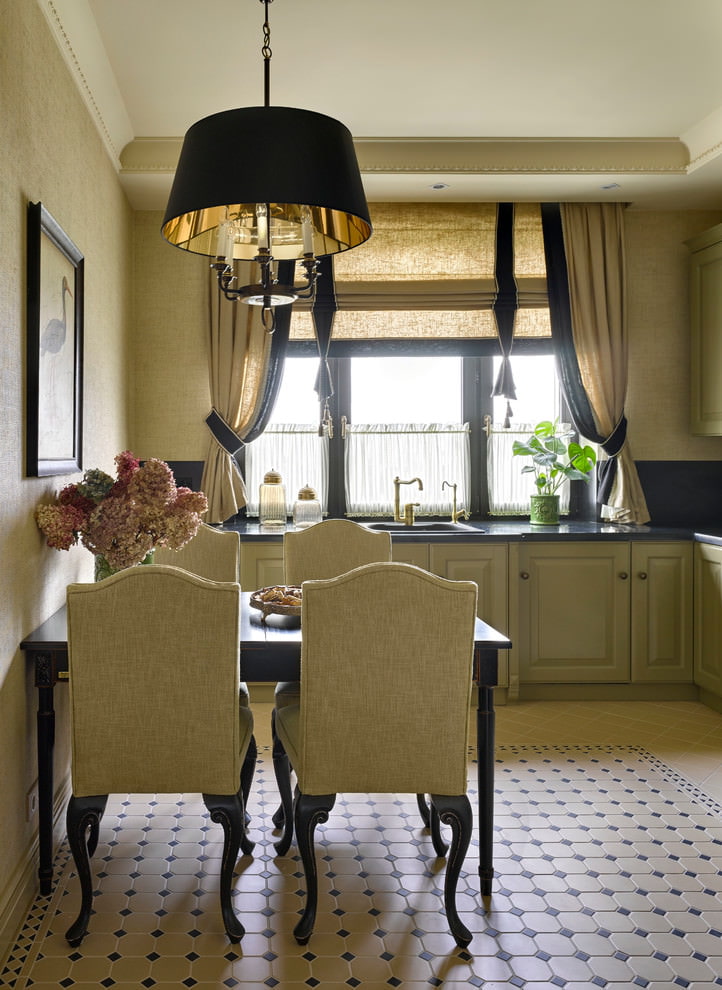 Klasik perdelerin mutfak penceresindeki bir Roma modeli ile kombinasyonu