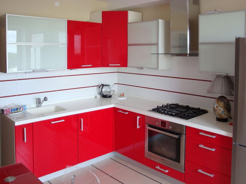 Kruşçev'de küçük bir mutfakta kırmızı süit