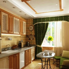 Mutfak-oturma odası penceresinde lambrequin ile yeşil perdeler